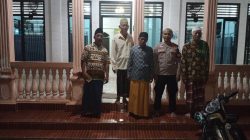 Personil Polres Metro Jalin Silaturahmi dengan Masyarakat melalui Solat Subuh Berjamaah