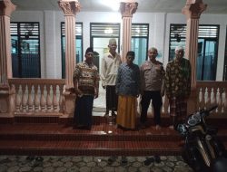 Personil Polres Metro Jalin Silaturahmi dengan Masyarakat melalui Solat Subuh Berjamaah