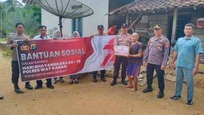 Jelang Hari Bhayangkara ke 79, Polsek Bumi Agung Bagikan Bansos Kepada Warga