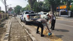 Sat Lantas Polres Metro Bersihkan Tumpahan Oli, Cegah Kecelakaan Lalu Lintas