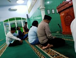 Pererat Silaturahmi, Personil Polres Metro Solat Subuh Berjamaah Bersama Masyarakat