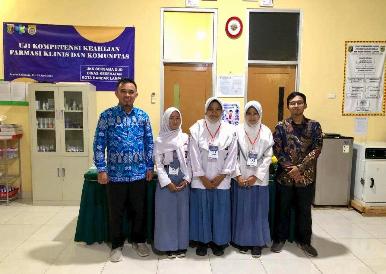 Dua dari tiga siswa CEFADA meraih juara 1 dan 3 pada LKS Farmasi Tingkat Kota Bandar Lampung. Foto SMK Cefada