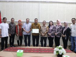 BPJS Ketenagakerjaan Bandar Lampung Serahkan Santunan Kematian dan Kartu Peserta Kepada Honorer Pemprov Lampung