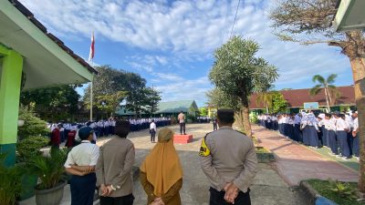 Police Goes To School, Kapolsek Metro Timur Jadi Pembina Upacara di SMP N 7 Metro