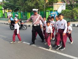 Sat Lantas Polres Metro Berikan Kenyamanan dan Bantu Kelancaran Mobilitas Warga