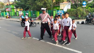Sat Lantas Polres Metro Berikan Kenyamanan dan Bantu Kelancaran Mobilitas Warga