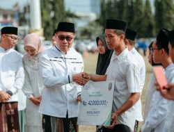 Gubernur Lampung, Rahmat Mirzani Djausal, menyerahkan secara simbolis kartu kepesertaan BPJS Ketenagakerjaan