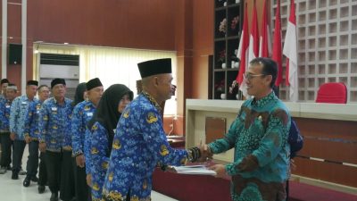 137 PNS Tetima SK Pensiun Pengabdian Puluhan Tahun dari Pemkot Bandar Lampung Serahkan