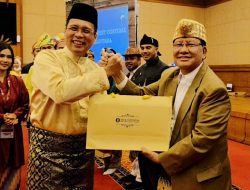 Nasrullah Yusuf Terima Penghargaan Busana Terbaik Forum Rektor Indonesia