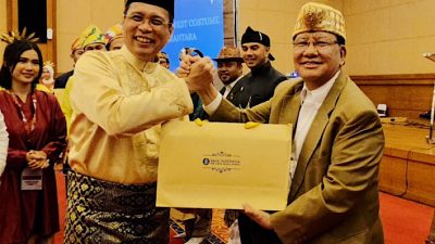 Nasrullah Yusuf Terima Penghargaan Busana Terbaik Forum Rektor Indonesia