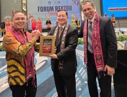 Ria Norsan Gubernur Kalimantan Barat  Kagumi Tapis Lampung Suvenir Rektor Universitas Teknokrat Indonesia