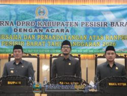 BUPATI DEDI IRAWAN HADIRI PARIPURNA DPRD PESIBAR AGENDA PERSETUJUAN BERSAMA DAN PENANDATANGANAN ATAS RANPERDA APBD PESIBAR TAHUN ANGGARAN 2026