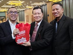 Menteri Diktisaintek Terima Batik Karya Mahasiswa Teknokrat dari Rektor UTI