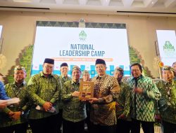 Nasrullah Yusuf Serahkan Wastra Aksara Karya Mahasiswa ke Menteri Koperasi Ferry Juliantono