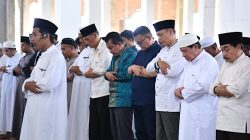 Ketua KONI Lampung dan Pimpinan Bank Lampung Salat Jumat Bersama Rektor Teknokrat di Masjid Agung Al Hijrah