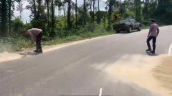 Peduli Keselamatan Pengendara, Polisi Bersihkan Pasir di Jalinsum Way Kanan