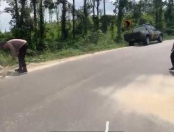 Peduli Keselamatan Pengendara, Polisi Bersihkan Pasir di Jalinsum Way Kanan