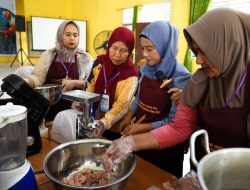 Holding Perkebunan Nusantara Optimalkan Potensi Lokal, PalmCo Latih 50 Perempuan Olah Ikan Lele Jadi Produk Bernilai Tambah